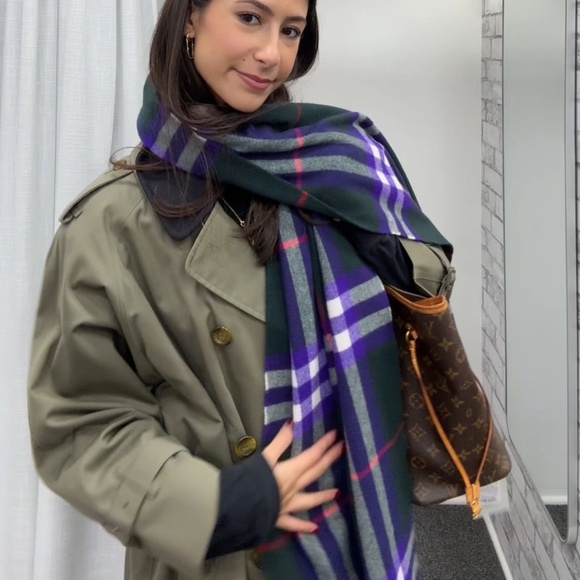 Burberry scarf - Picture 1 of 2
